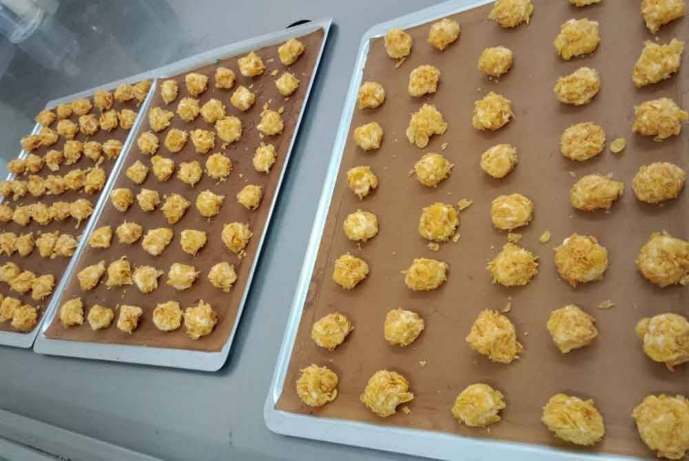 Antara biskut raya yang dijual oleh Norazlina.