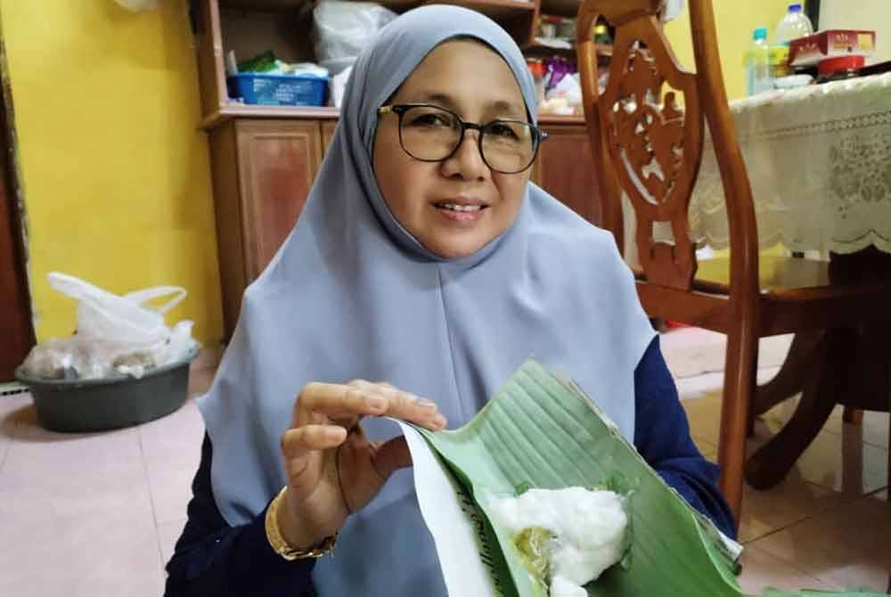 Gayah menunjukkan cara pembungkusan kuih tradisional tepung boko ubi kayu.