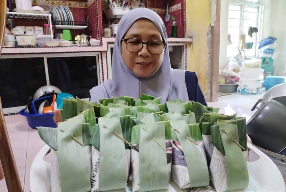 Kuih tepung boko ubi kayu yang telah siap dibungkus dan sedia dijual kepada pelanggan.