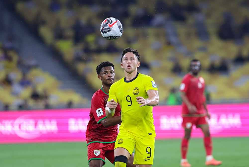 Aksi pemain Malaysia, Darren Lok mengawal bola dari pemain Oman pada perlawanan Kumpulan D pusingan kedua bagi Kelayakan Piala Dunia 2026 dan Piala Asia 2027, Malaysia menentang Oman di Stadium Nasional Bukit Jalil malam ini. Foto Bernama