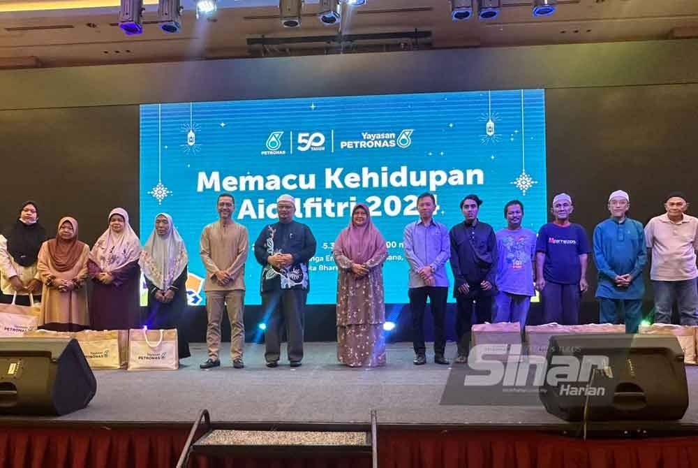 Mohamed Fadzli (tujuh dari kiri) dan Mohammad Ahmad Shazly (enam dari kiri) serta beberapa kenamaan bergambar dengan barisan penerima sumbangan.