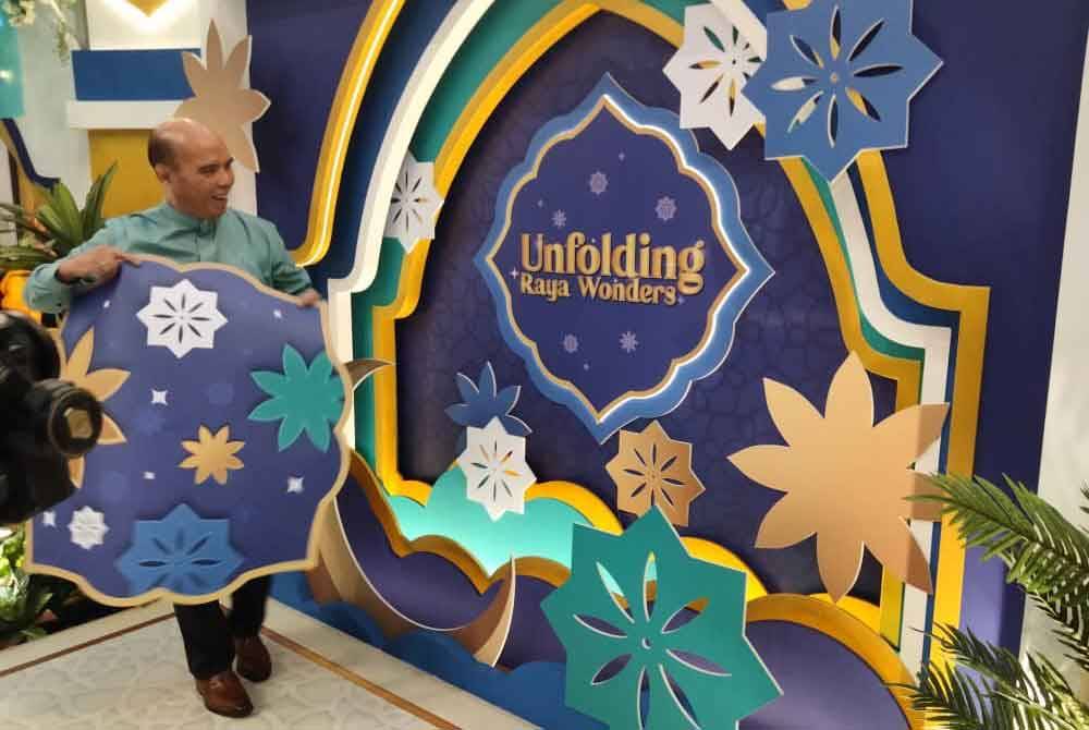 Pelancaran 'Unfolding Raya Wonders' disempurnakan Pengurus Besar Pusat Beli-belah MyTOWN, Mohd Azhan Che Mat.