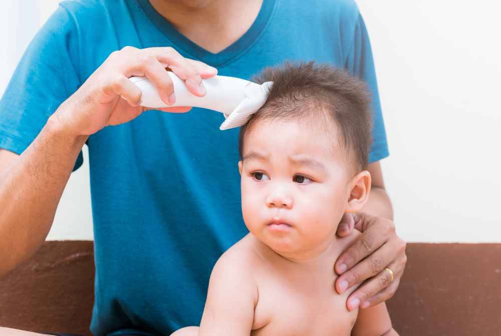 TINDAKAN menggunting rambut oleh non-Muslim itu dilihat tidak sesuai dengan falsafah di sebalik majlis berkenaan yang lebih kepada ingin mengambil berkat daripada orang soleh yang dijemput untuk menggunting rambut bayi. -Foto: CANVA