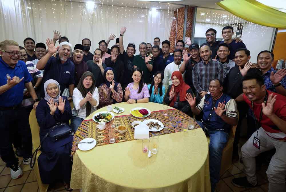 Hannah (duduk, tengah) bersama para pengamal media yang hadir pada Majlis Ramah Mesra bersama Pengamal Media 2024 di Kelab Golf Negara Subang, Petaling Jaya pada Selasa. Foto Bernama