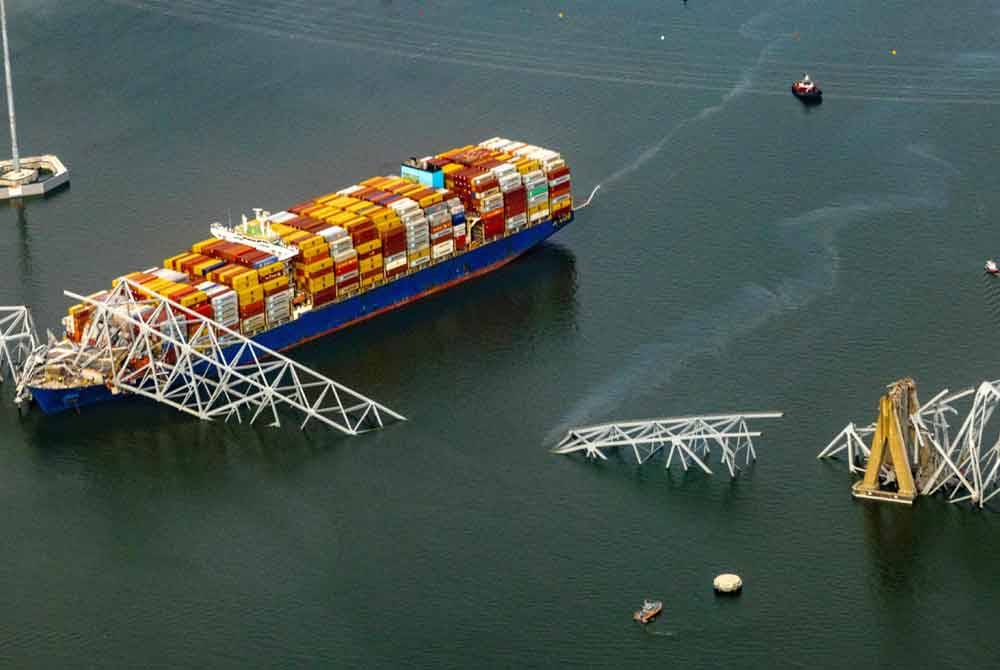 Runtuhan berlaku apabila sebuah kapal kontena besar mengalami kegagalan kuasa, menyebabkan ia melanggar struktur jambatan itu. Foto AFP