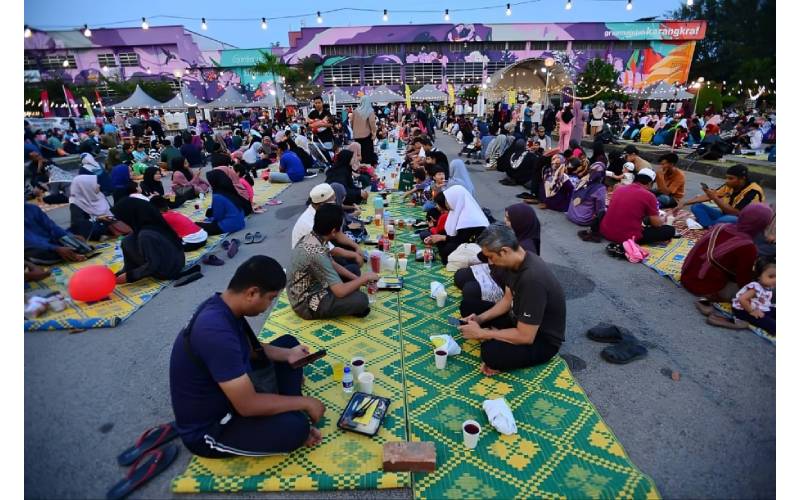 Sebahagian daripada pengunjung Iftar Ala Madinah@Karangkraf bersedia untuk berbuka puasa.