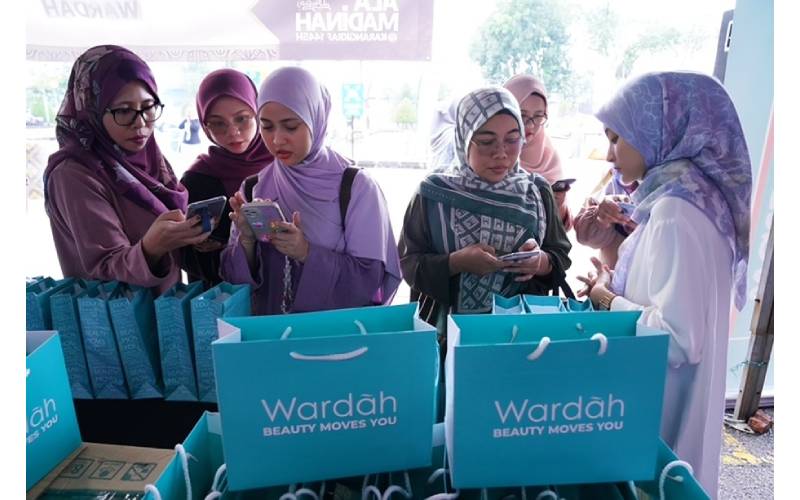 Para pengunjung membuat pendaftaran untuk menerima cenderahati daripada Wardah Beauty.