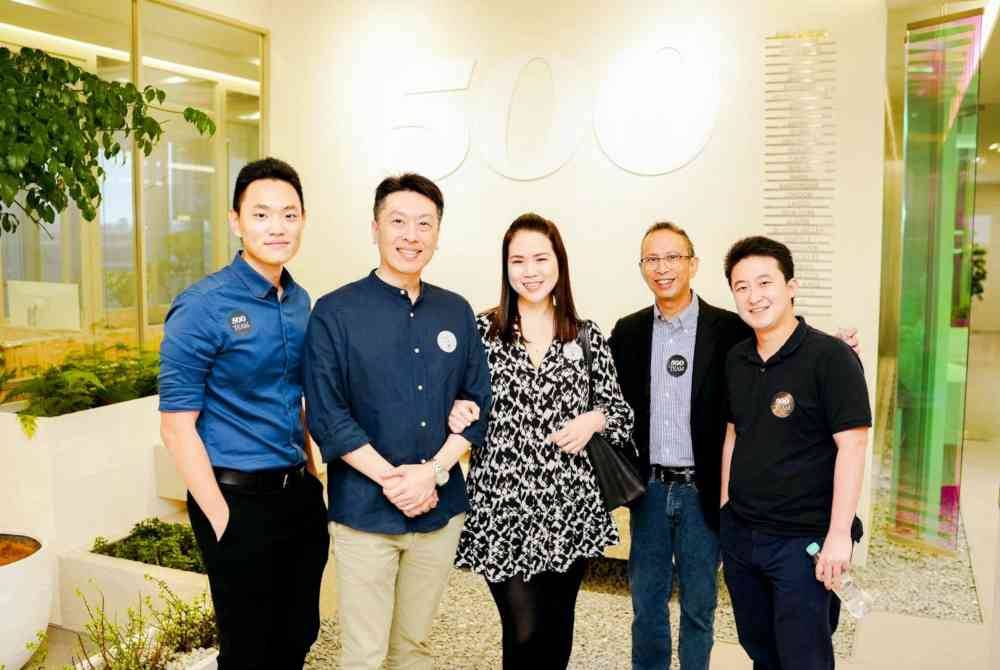 Sean Tan (dua dari kiri) bersama Pengasas Bersama dan Ketua Pegawai Operasi di Applecrumby, Jasmine Tan (tiga dari kiri) bersama rakan kongsi 500 Global.
