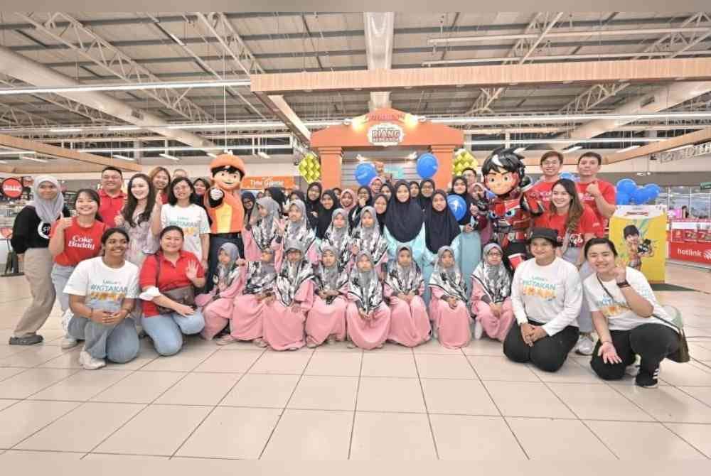 Kanak-kanak dari Pertubuhan Kasih Bestari bergambar kenangan bersama BoboiBoy dan Mechamato serta kakitangan Lotus's.