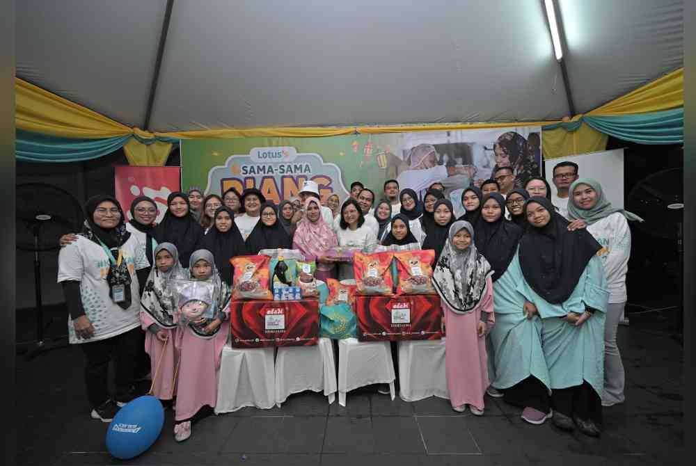 Lotus's bersama kanak-kanak dari Pertubuhan Kasih Bestari, Subang.