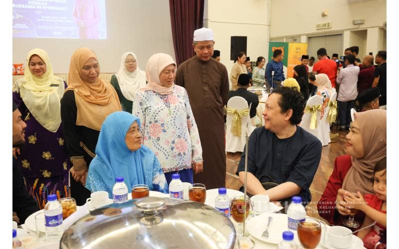 Nancy meluangkan masa menyantuni hadirin yang turut serta dalam majlis berbuka puasa dan penyerahan sumbangan Aidilfitri kepada penghuni Rumah Seri Kenangan Cheras di Kajang, Selangor pada Isnin. 
