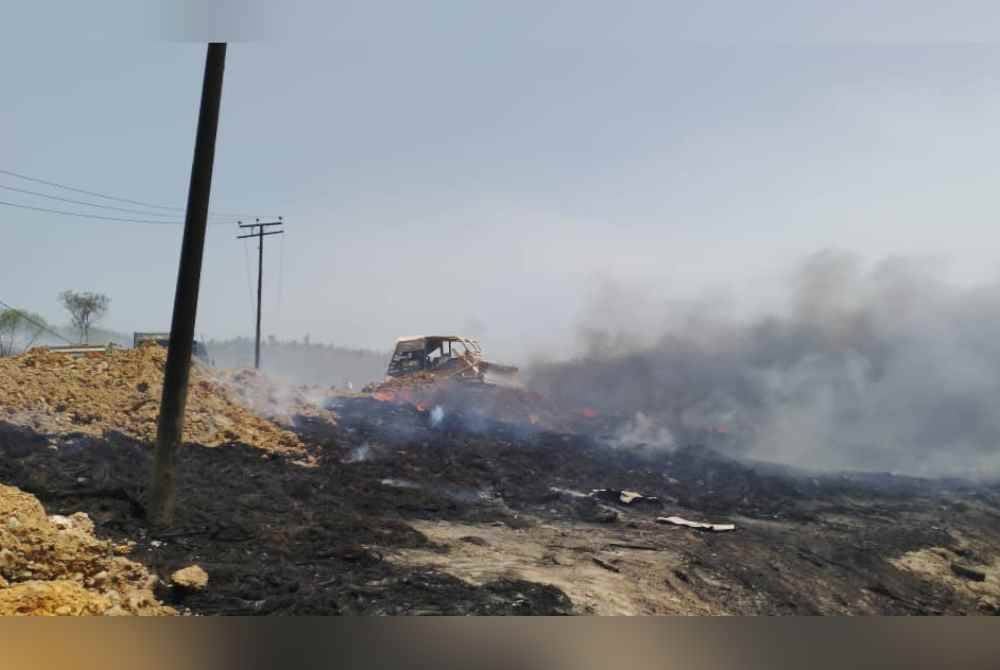Kebakaran di tapak pelupusan sampah Kayu Madang, Kota Kinabalu.
