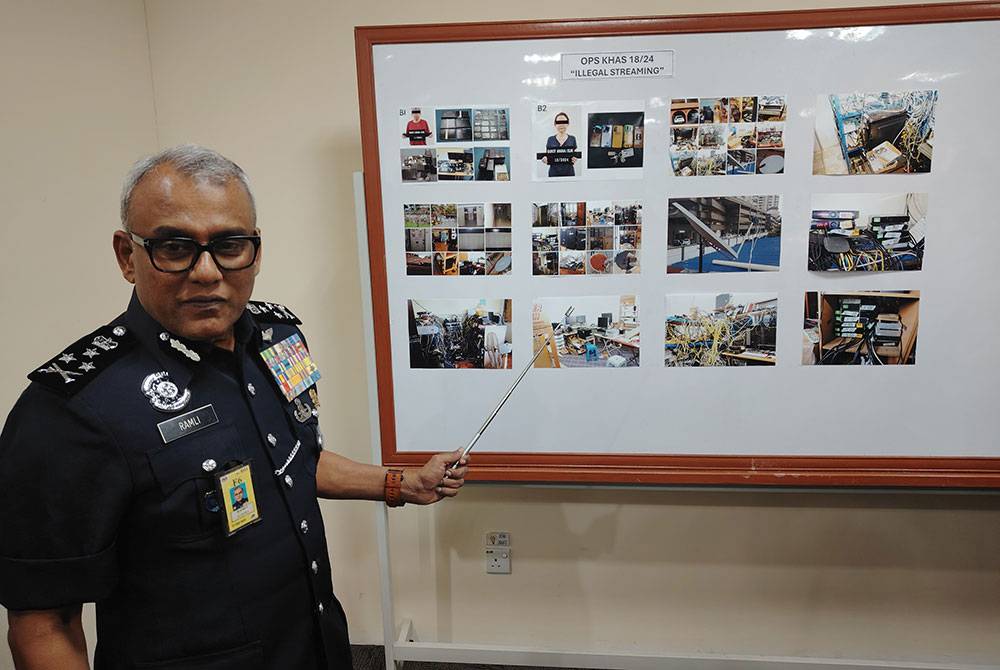 Ramli menunjukkan gambar 'ladang' bagi kegiatan penstriman yang berjaya dibongkar polis bersama MCMC dan pihak Astro.