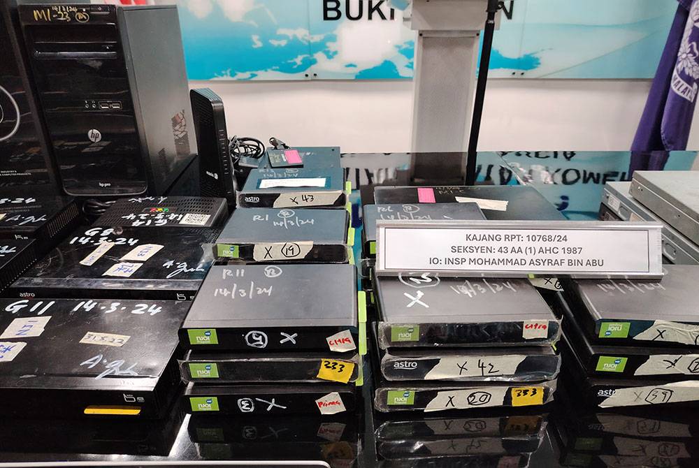 Antara peralatan yang dirampas dipercayai diguna dalam kegiatan penstriman haram.