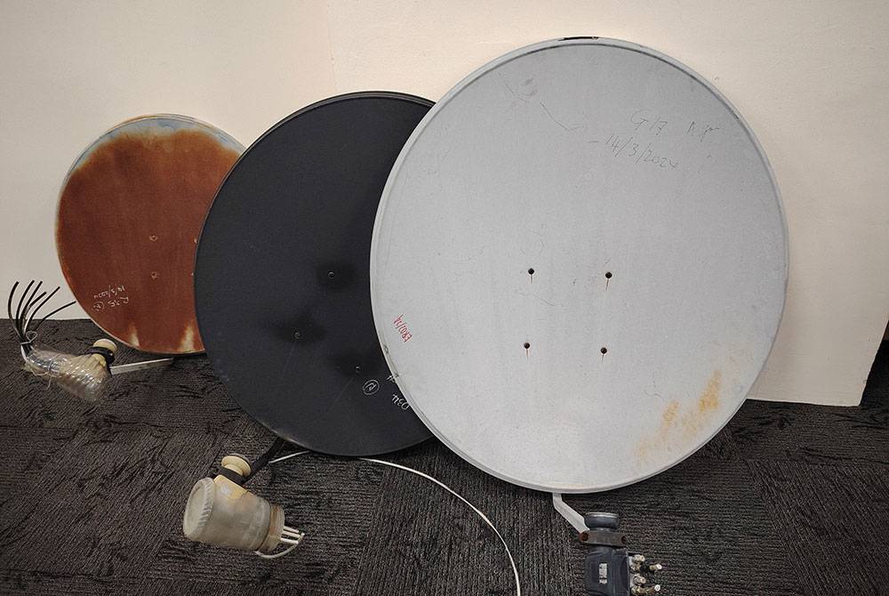 Antara peralatan yang dirampas dipercayai diguna dalam kegiatan penstriman haram.