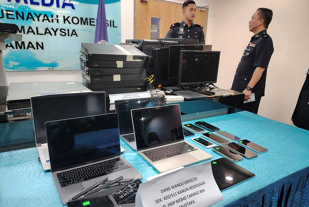 Antara barang kes yang dirampas susulan tumpasnya sindiket penipuan dalam serbuan di ibu negara, baru-baru ini.