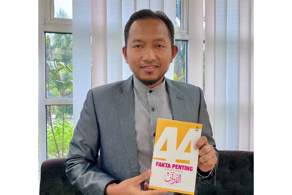 Abd Razak bersama buku berjudul 44 Fakta Penting tentang al-Quran terbitan Karya Bestari