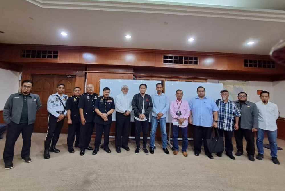 Mohd Najwan (tengah) pada sesi pertemuan antara penduduk dengan agensi berkaitan bagi mencari penyelesaian isu lambakan lori tanah menggunakan jalan Persiaran Pulau Lumut.