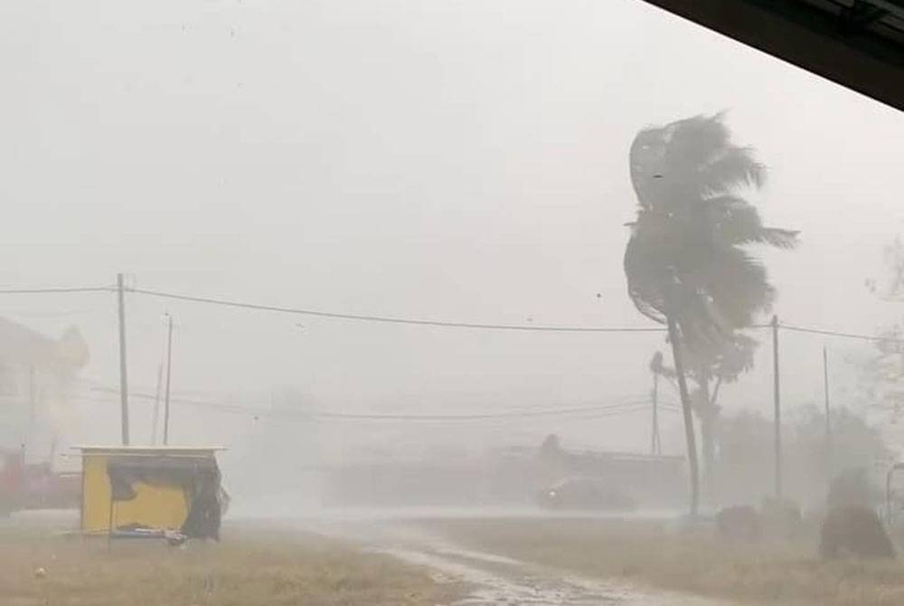 Sebanyak 39 mangsa membabitkan sembilan buah rumah di enam kawasan Dewan Undangan Negeri (DUN) di Perlis terjejas dalam kejadian ribut yang berlaku antara jam 4 petang hingga 6 petang Selasa. Foto Facebook