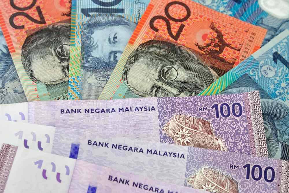 Pada 6 petang, ringgit menyusut kepada 4.7320/7370 berbanding dolar AS daripada 4.7109/7220 semasa ditutup pada Selasa. Foto 123RF