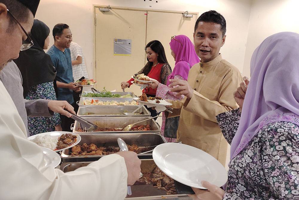 Wan Mohammed Saupee (dua kanan) beramah mesra bersama pegawai dan anggotanya semasa berbuka puasa selepas Sesi Libat Urus Pengarah Bersama Media Mengenai Operasi Penguatkuasaan di Pejabat JIM Kuala Lumpur pada Rabu.