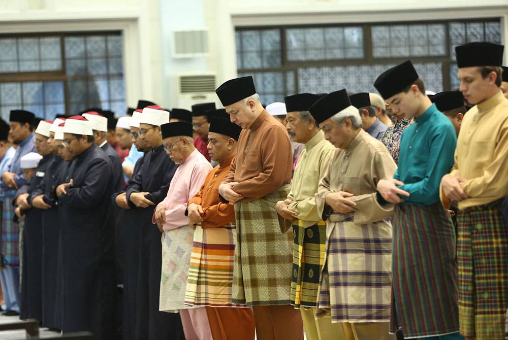 Sultan Nazrin berkenan solat Maghrib berjemaah di Masjid Sultan Azlan Shah, Ipoh.