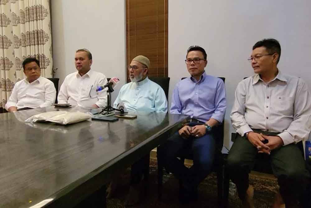 Syed Abu Hussin (tengah) bersama empat lagi ahli Parlimen Bersatu ketika sidang media di Baitul Husna Puchong pada Rabu.