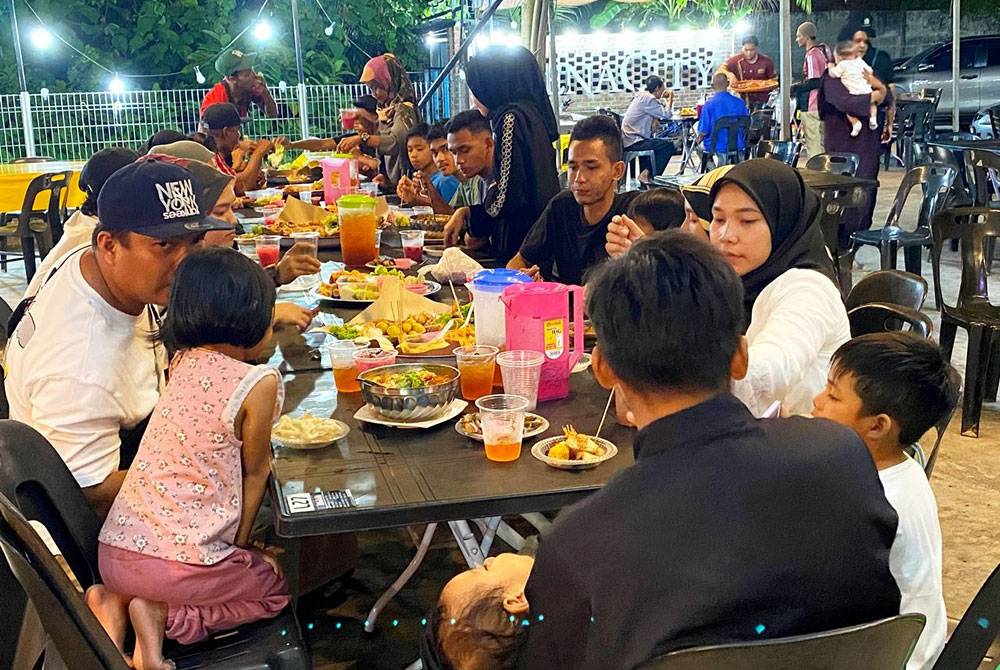 Makan colek merupakan tradisi di negeri Kelantan setiap kali Ramadan sejurus selesai menunaikan
solat tarawih.