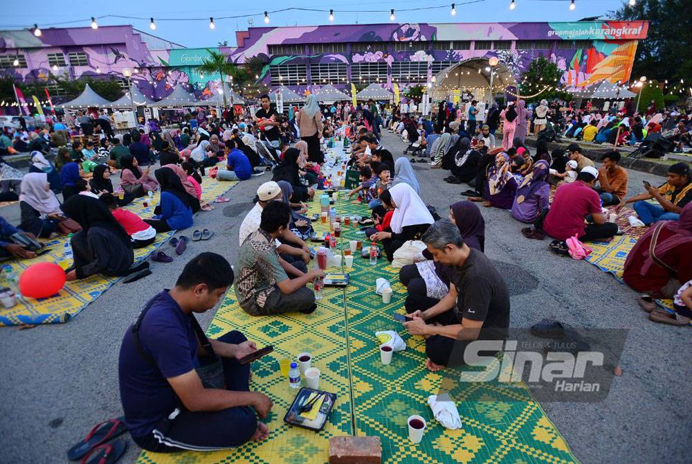 Orang ramai menunggu masa untuk berbuka di Dataran Karangkraf, Seksyen 15.