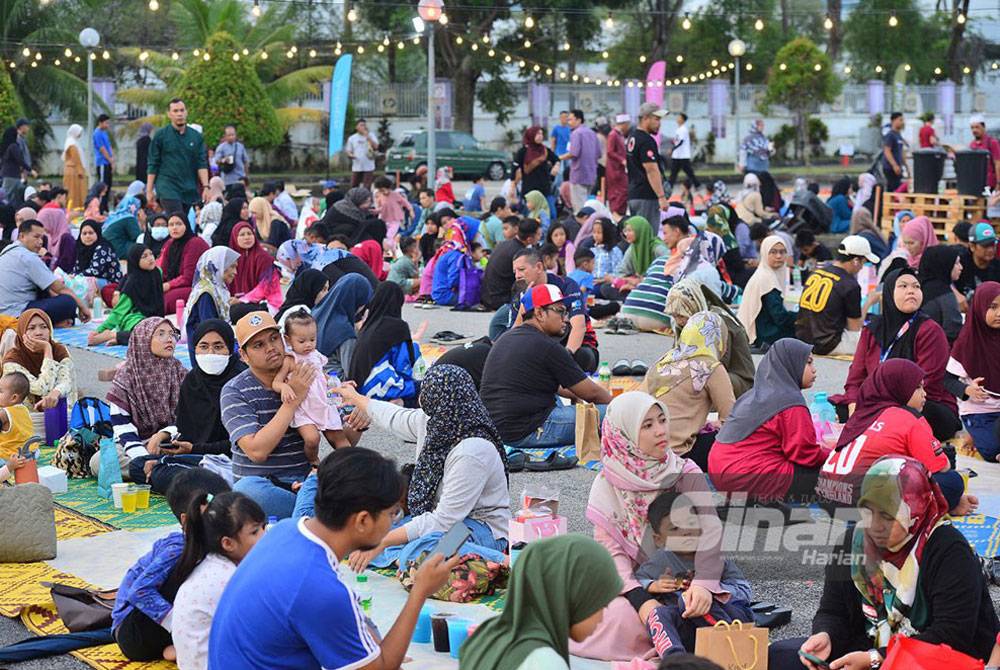 Pengunjung mendengar sesi tazkirah sebelum berbuka puasa.