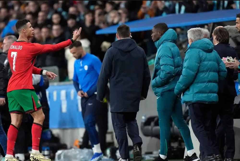 Reaksi Ronaldo yang memarahi pegawai perlawanan bertugas.