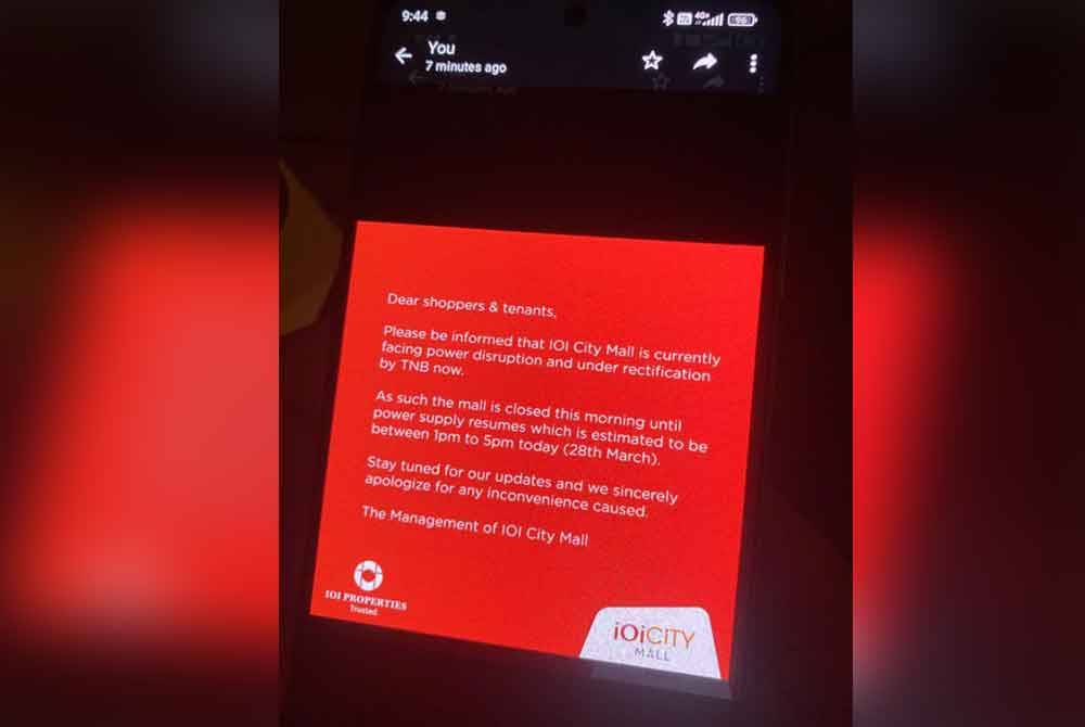 Paparan notis yang dikeluarkan oleh pihak pengurusan IOI City Mall.