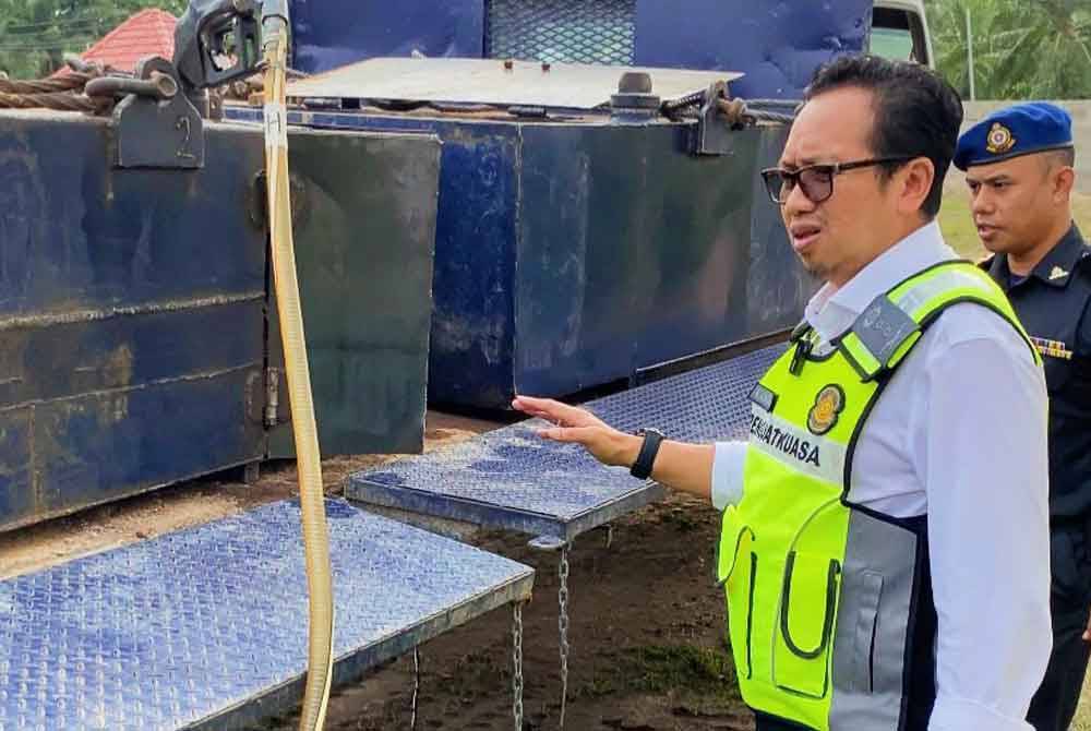 Kamalludin memeriksa kenderaan disyaki diubah suai bagi aktiviti penyeludupan diesel bersubsidi di sebuah premis di Hutan Melintang.
