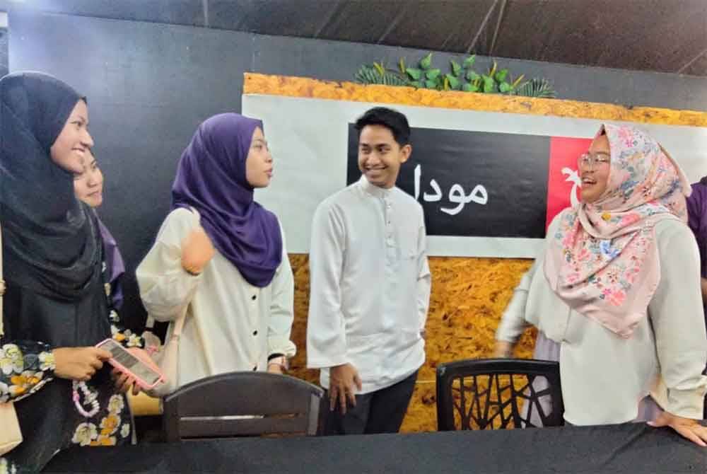 Amira Aisya (kanan) beramah mesra bersama mahasiswa sempena Jelajah Pemangku Presiden Muda di sini pada Rabu.