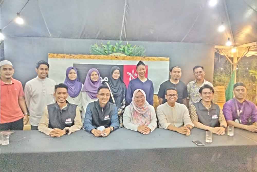 Amira (duduk, tiga kiri) bersama kepimpinan mahasiswa sempena Jelajah Pemangku Presiden Muda di sini pada Rabu.