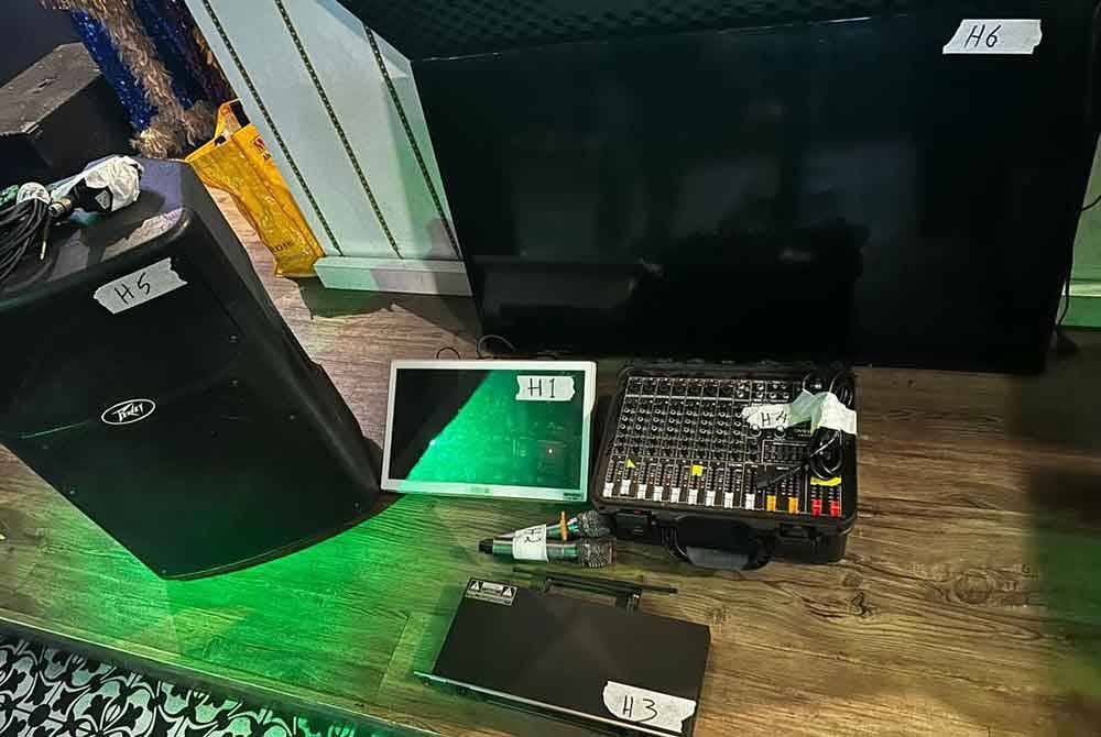 Antara barangan elektronik yang dirampas di pusat hiburan terbabit pada Rabu.