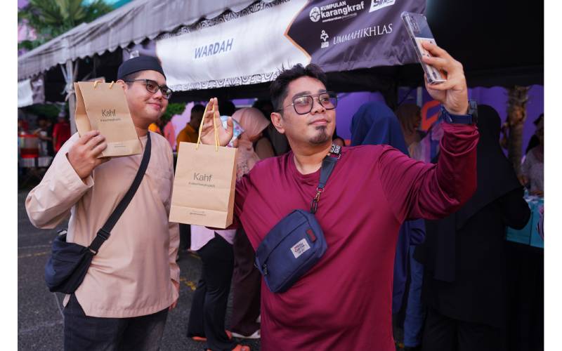 Pengunjung lelaki juga teruja menerima cenderahati daripada Kahf ketika hadir pada program Iftar Ala Madinah@Karangkraf.