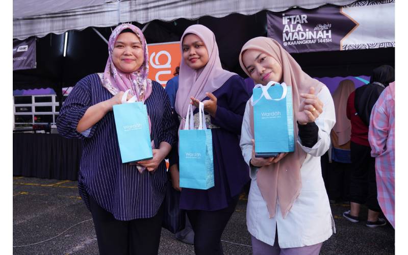 Pengunjung yang hadir ceria apabila mendapat cenderahati daripada Wardah.