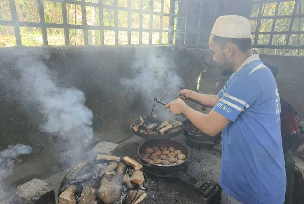 Akok Belahat yang dibakar seawal jam 7.30 pagi sehingga 5 petang menggunakan kayu getah membuatkan ada dalam kalangan penggemar makanan tradisi Kelantan dari Kota Bharu sanggup memandu kira-kira 100 kilometer (km) untuk mendapatkannya.