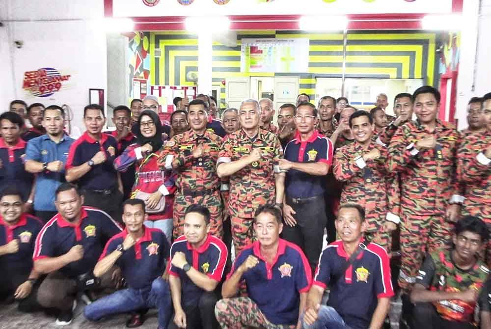 Wan Mohamad Zaidi (tengah, berdiri) bersama PBS yang hadir dalam majlis tersebut.