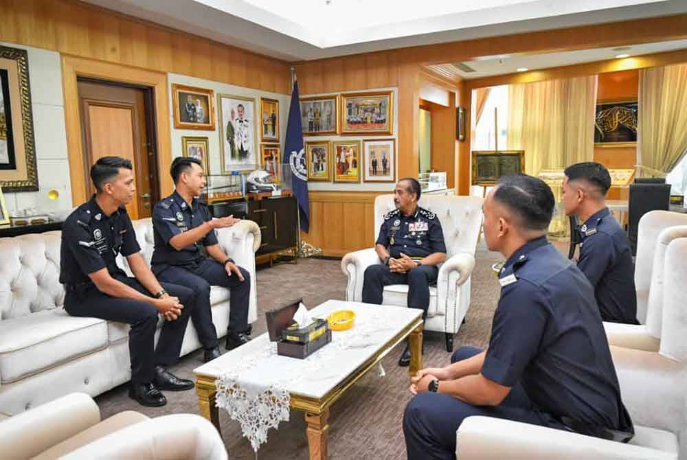 Razarudin menyatakan penghargaan terhadap usaha dan tindakan berani empat anggota polis terlibat pada 18 Mac lalu.