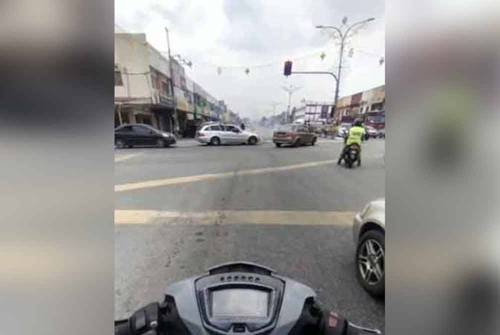 Polis sedang giat mengesan dua lagi individu dipercayai turut terlibat dalam insiden membakar mercun di persimpangan lampu isyarat dekat pekan Banting pada Khamis.
