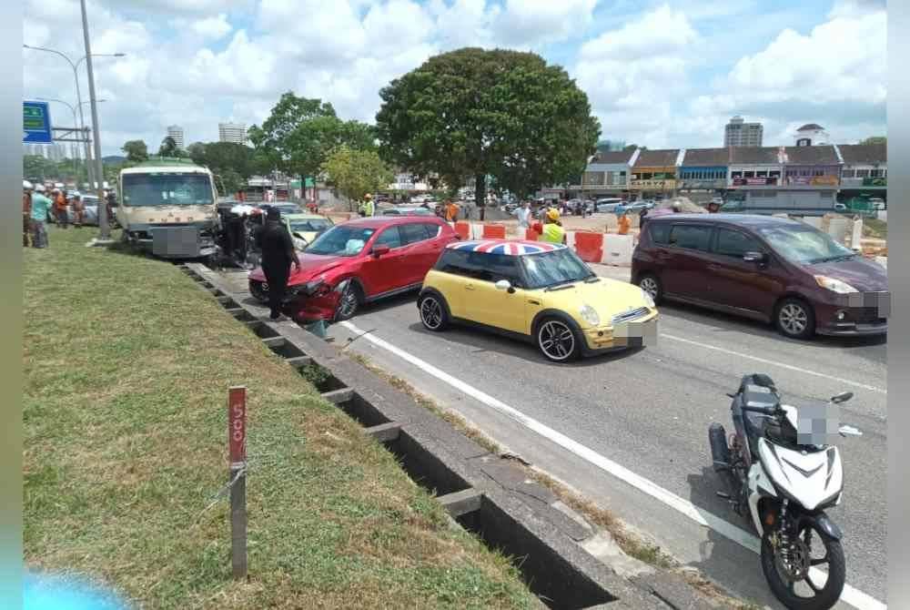 Kesemua mangsa telah keluar dari kenderaan dan dalam keadaan selamat. Foto BBP Pasir Gudang