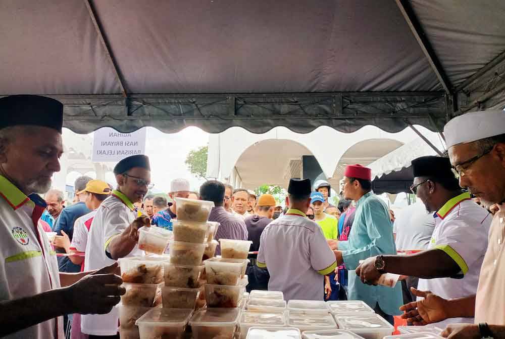 Sebanyak 7,000 bungkus nasi beriani habis diedarkan tidak sampai satu jam dalam program 'Briyani Day' di Masjid Sultan Idris Shah II, Ipoh pada Khamis.