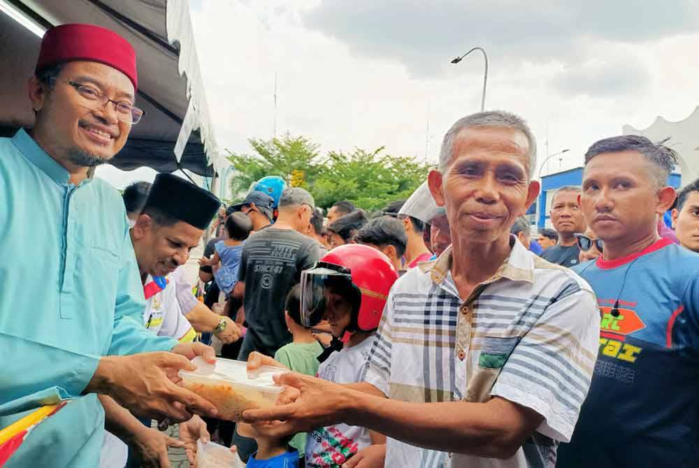 Imam Besar Masjid Sultan Idris Shah II, Abd Farid Salleh turut mengagihkan edaran nasi beriani kepada orang ramai.