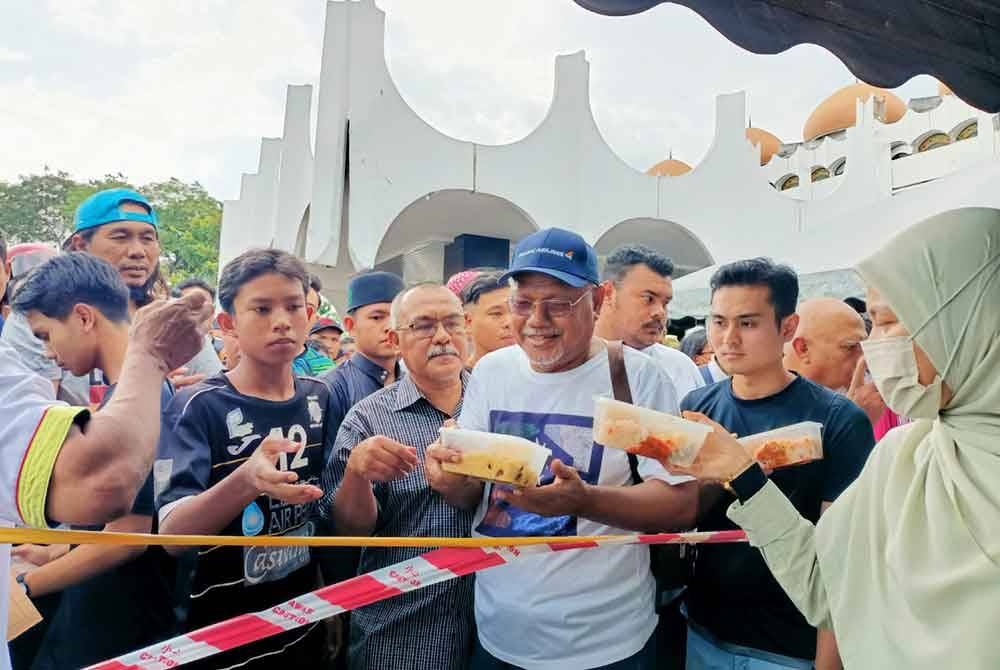 Orang ramai telah mula beratur dan menunggu meskipun edaran bungkusan dijadualkan bermula jam 4 petang.
