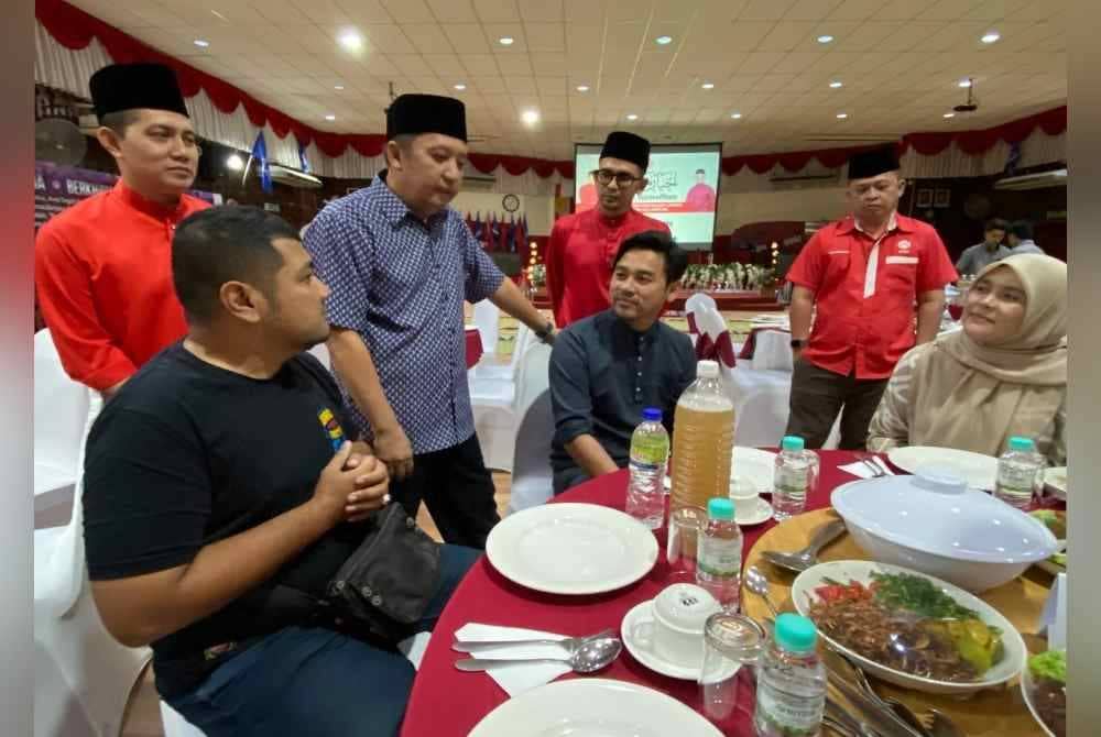 Ahmad Jazlan (dua dari kiri) beramah mesra dengan media yang hadir pada Majlis Berbuka Puasa Bersama Ketua UMNO Bahagian Kelantan di Kota Bharu pada Khamis.