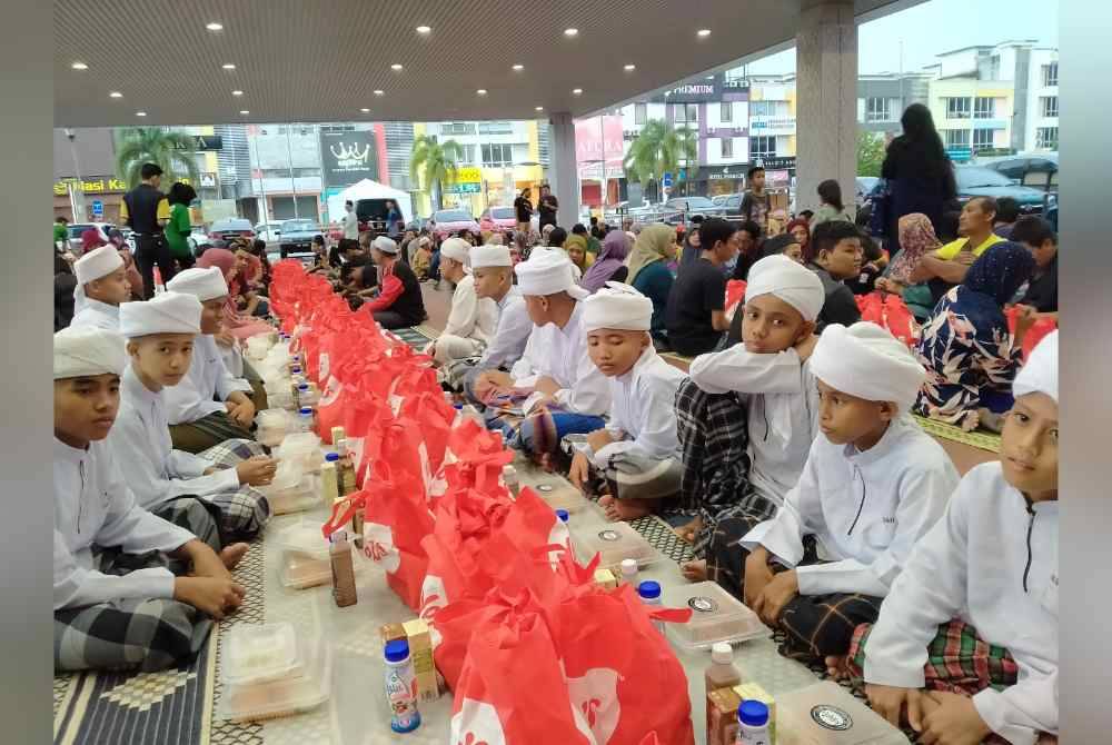 
Pelajar tahfiz turut diraikan sempena Jelajah Iftar ala Madinah Mydin di Pasar raya Besar Mydin Meru pada Rabu.