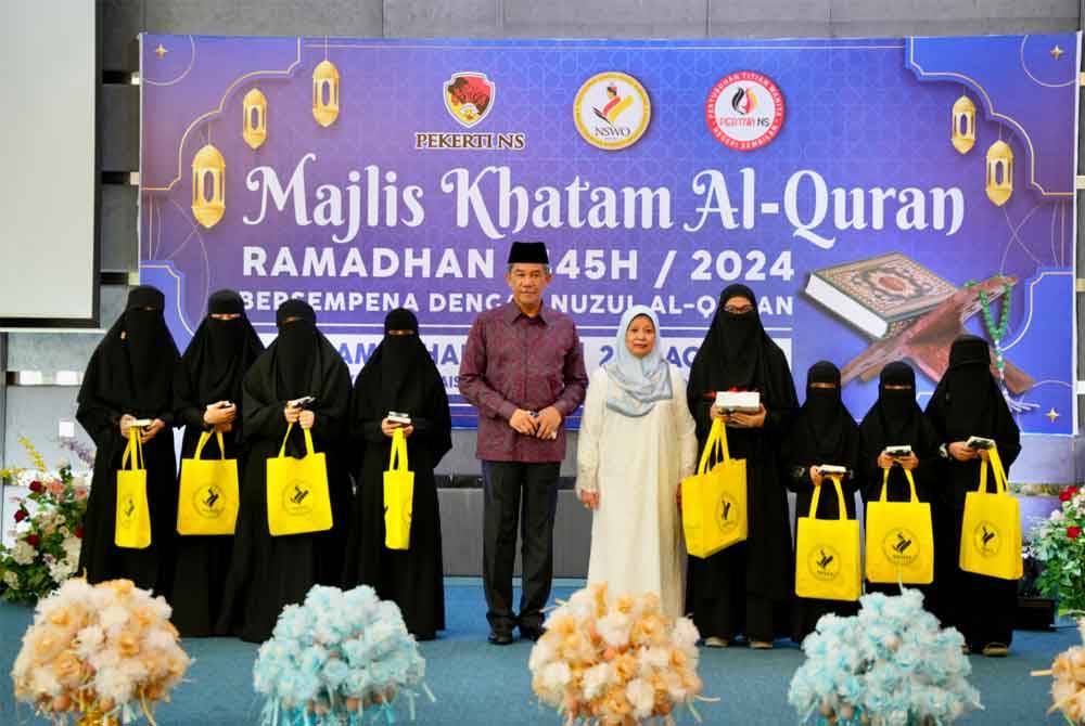 Mohamad (lima kiri) dan Raja Salbiah (enam kiri) bergambar bersama peserta terlibat.