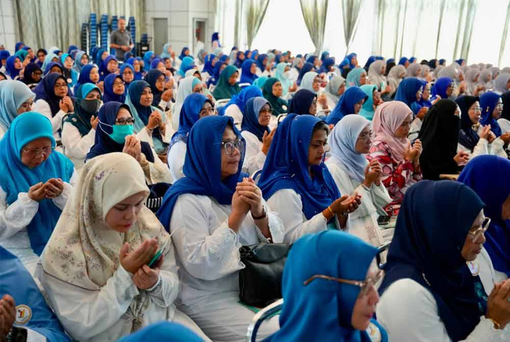 Lebih 200 pencinta al-Quran terdiri daripada kumpulan mengaji NSWO dan Pekerti NS dan Pertiwi Negeri Sembilan meneruskan tradisi khatam al-Quran di Seremban.